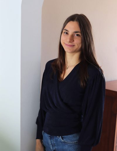 Webdesignerin Alena, an einer Wand lehnend