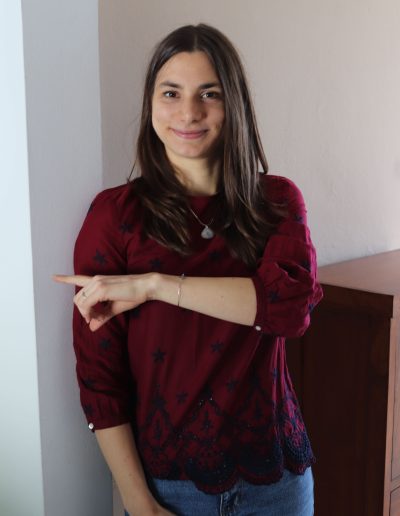 Webdesignerin Alena zeigt auf das Kontaktformular