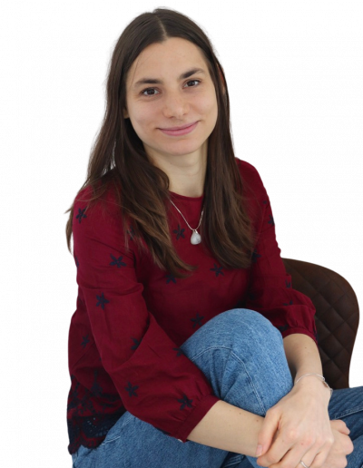 Marken- und Webdesignerin Alena Tepe, mit angewinkeltem Bein