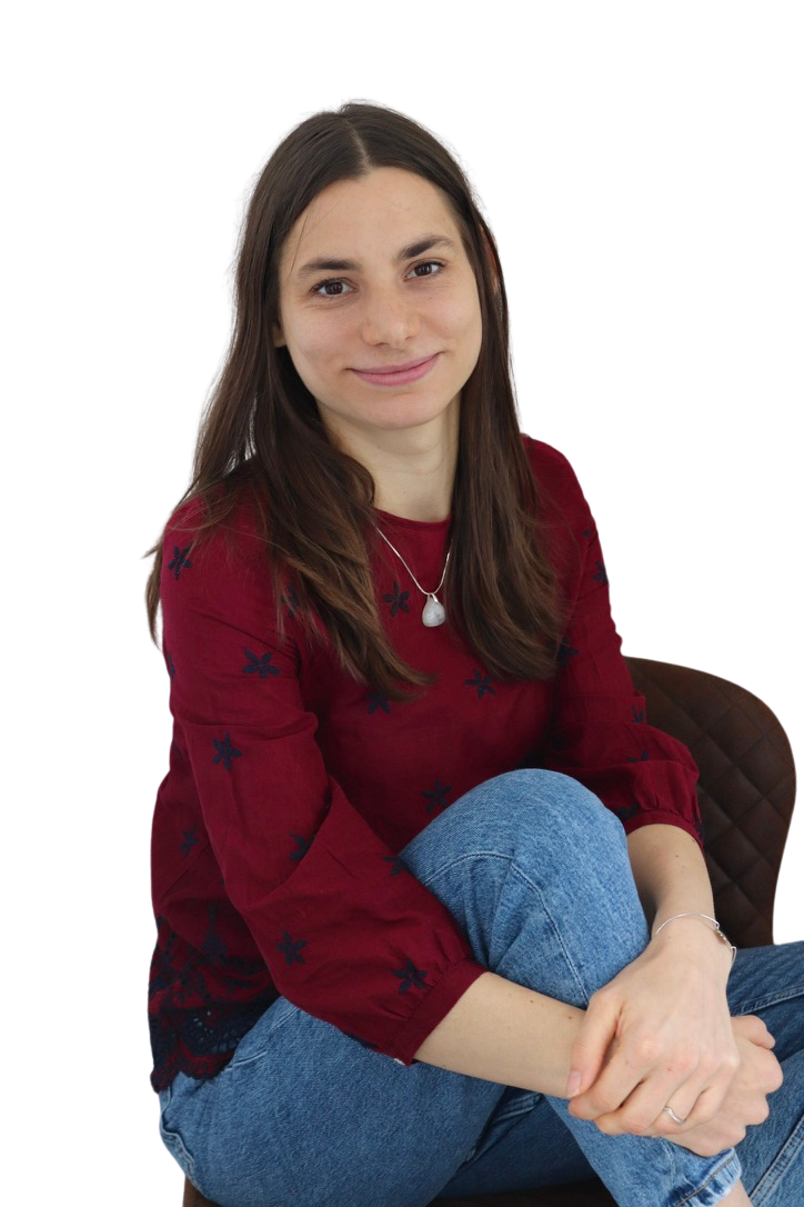 Marken- und Webdesignerin Alena Tepe, mit angewinkeltem Bein