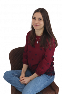 Marken- und Webdesignerin Alena Tepe, auf einem Stuhl sitzend