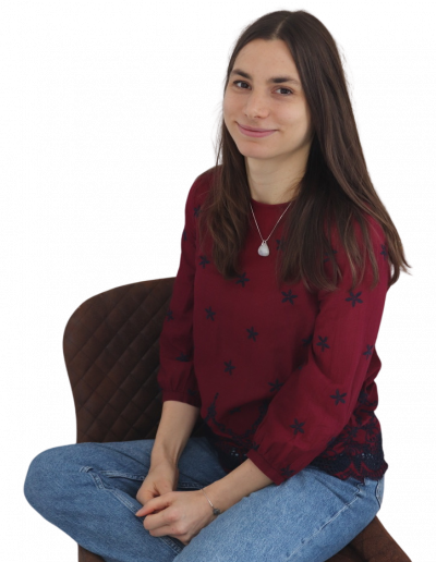 Marken- und Webdesignerin Alena Tepe, auf einem Stuhl sitzend