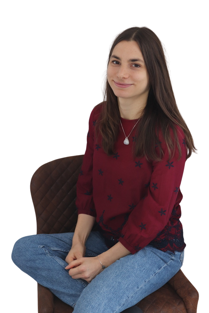 Marken- und Webdesignerin Alena Tepe, auf einem Stuhl sitzend